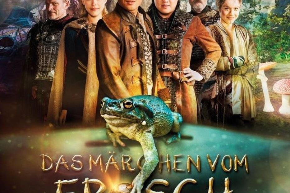 Das Filmplakat zu „Das Märchen vom Frosch und der goldenen Kugel“ mit den Hauptdarstellern und einem Frosch im Vordergrund.