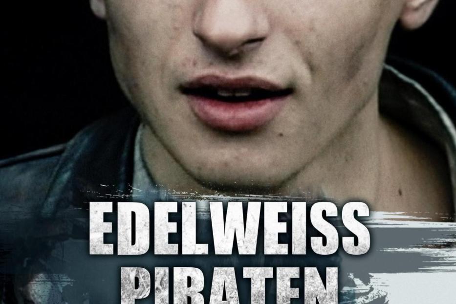 Ein junger Mann vor dem Hintergrund des Films „Edelweißpiraten“.