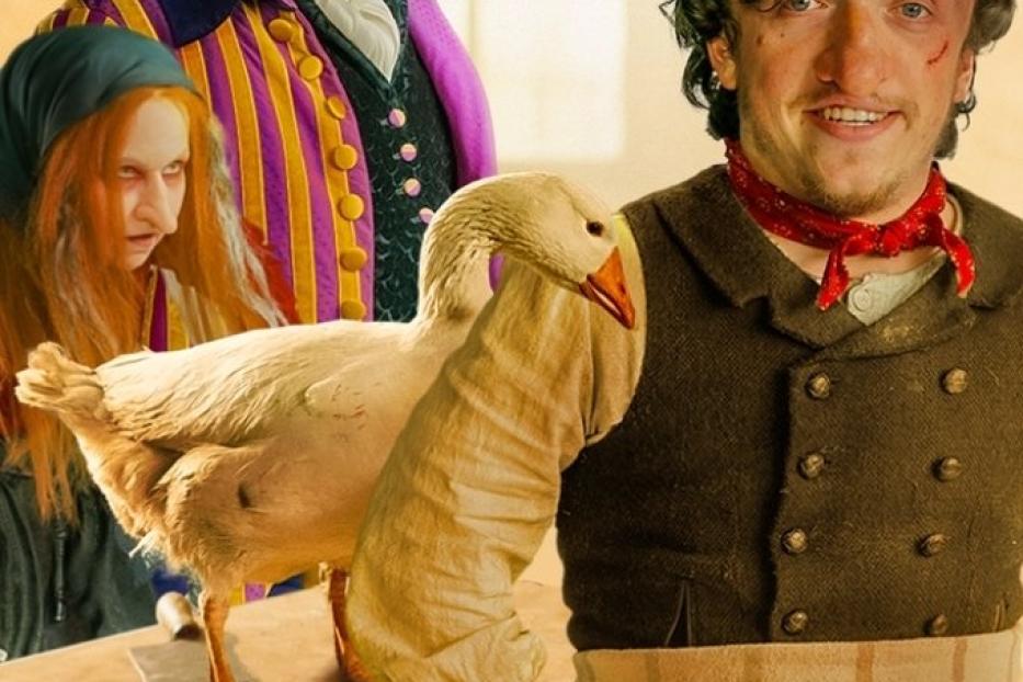 Szene aus dem Film „Zwerg Nase“ mit drei Darstellern und einer Gans.