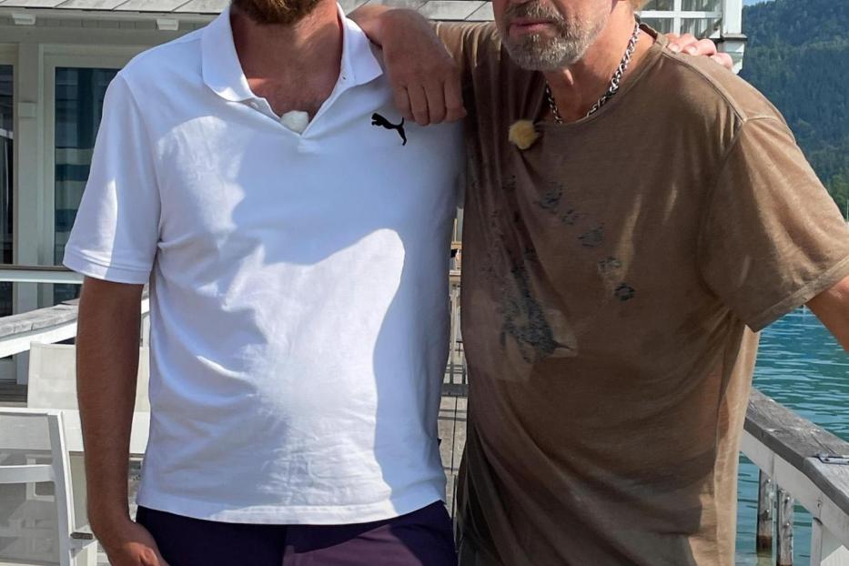 Thomas Gottschalk mit seinem Sohn Roman auf einem Holzsteg am Wasser.