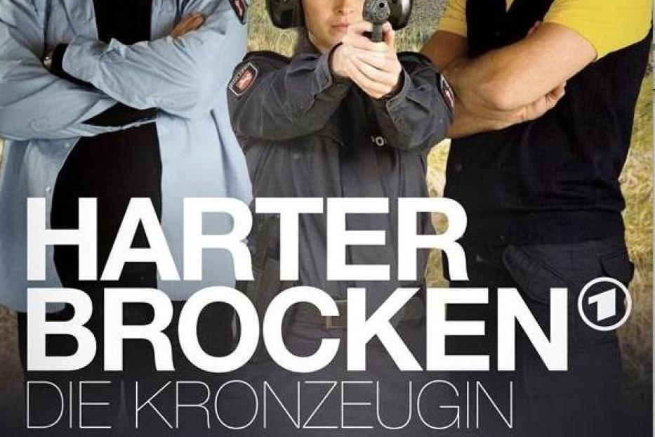 Das Filmplakat zu „Harter Brocken: Die Kronzeugin“ zeigt drei Polizisten, einer zielt mit einer Pistole.