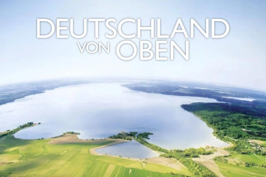 Luftaufnahme einer Seenlandschaft in Deutschland.