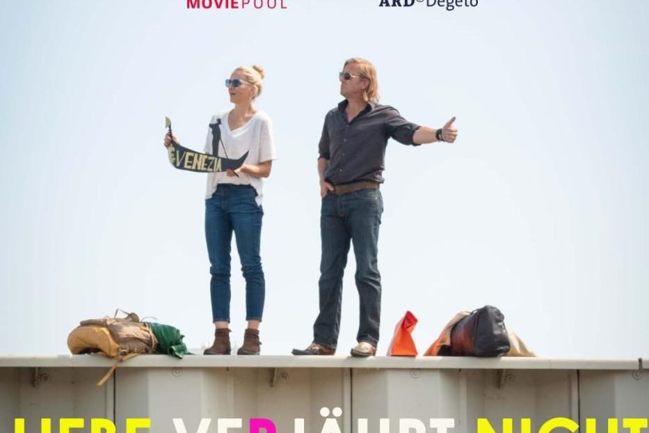 Das Filmplakat für „Liebe verjährt nicht“ zeigt zwei Personen auf einem Container mit Blick auf Venedig.