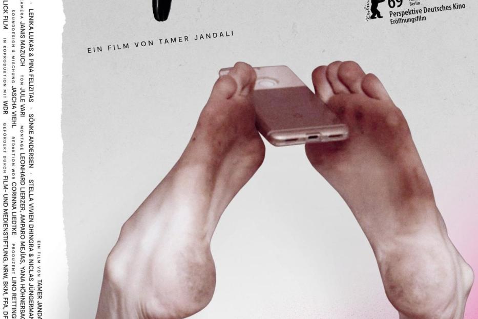 Das Filmplakat für „Easy Love“ zeigt Füße, die ein Handy halten.