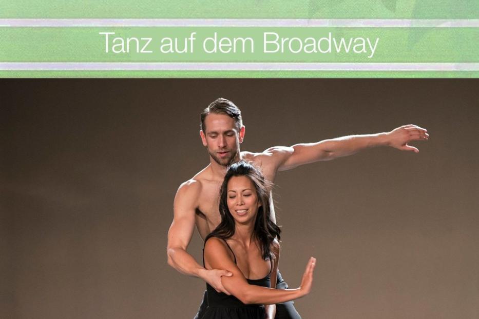 Ein Tanzpaar in Bewegung vor dem Cover des Buches „Tanz auf dem Broadway“ von Katie Fforde.