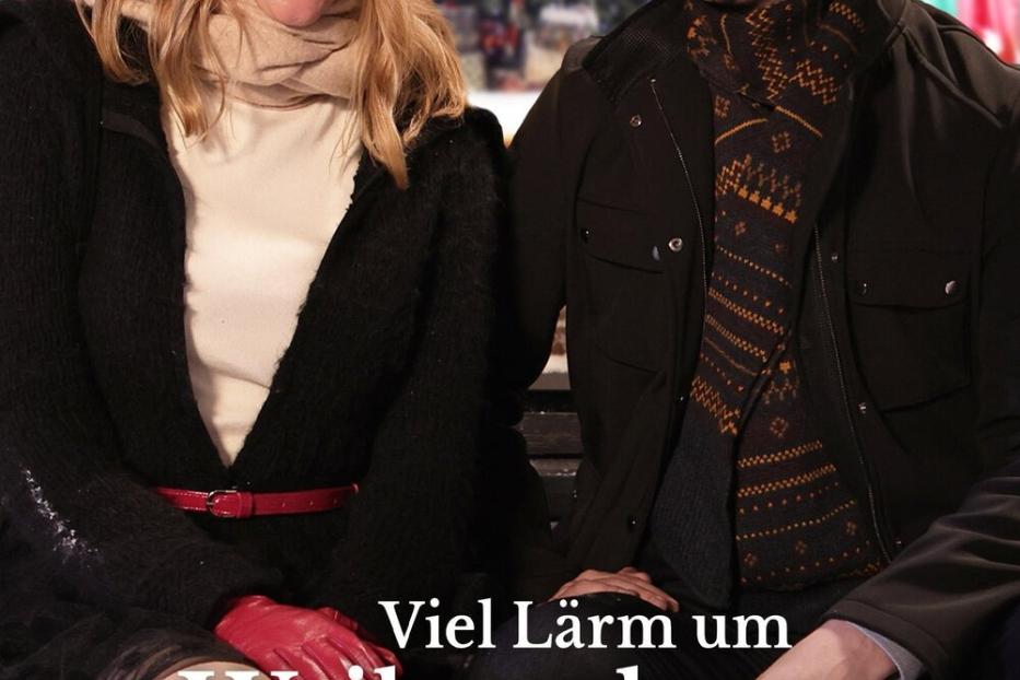 Ein Mann und eine Frau sitzen vor einem Weihnachtsbaum, im Vordergrund der Titel „Viel Lärm um Weihnachten“.