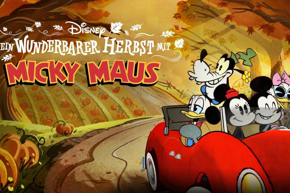 Micky Maus, Goofy, Donald Duck und Daisy Duck fahren in einem roten Auto durch eine Kürbisplantage.