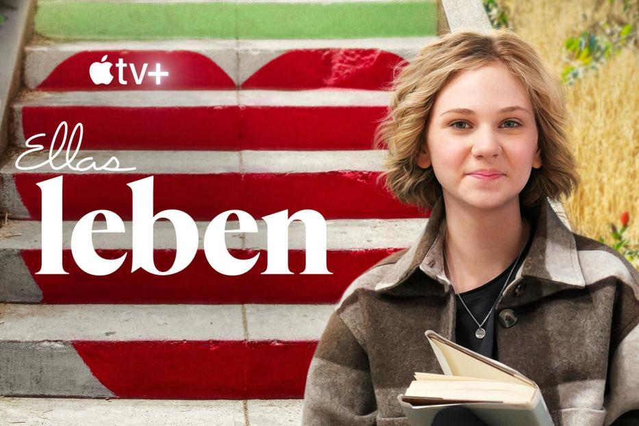 Das Filmplakat für „Ellas Leben“ zeigt ein junges Mädchen vor einer rot-weiß gestrichenen Treppe.