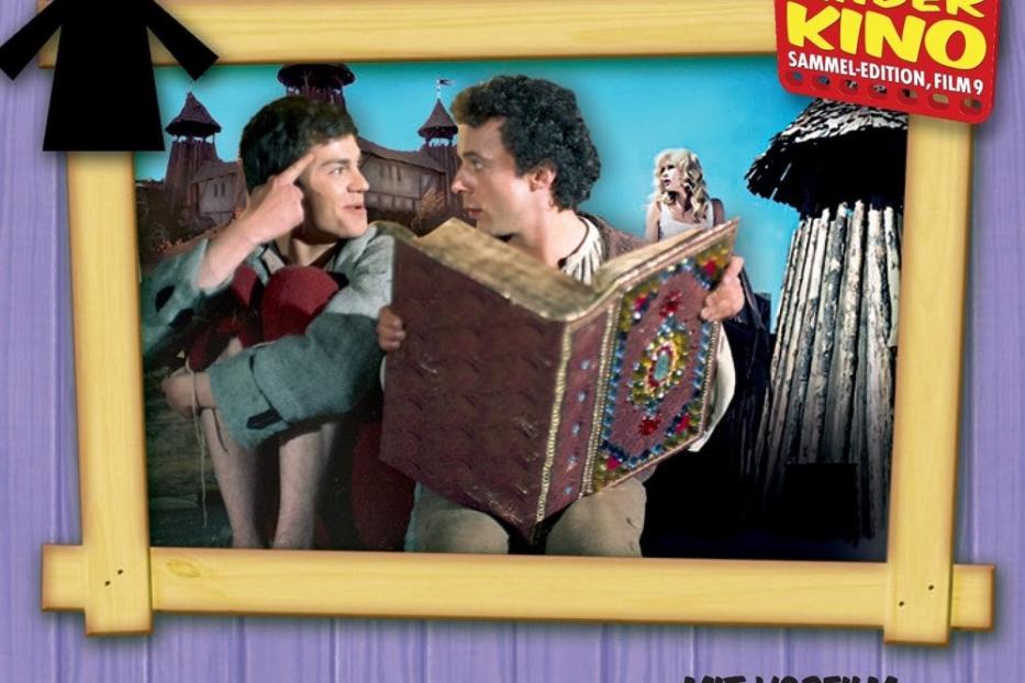 Das Cover des Films „Die Schwarze Mühle“ zeigt zwei Männer mit einem Buch vor einer Mühle.