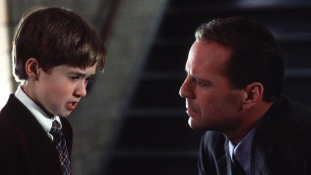 LOA02:FILM-SIXTH SENSE:LOS ANGELES,CALIFORNIA,9AUG99 - UNDATED PUBLICITY PHOTOGRAPH - Actor Bruce Willis (R) portrays child psychologist Dr. Malcolm Crowe as he listens to his patient eight-year-old Cole Sear, played by Haley Joel Osment, in a scene from