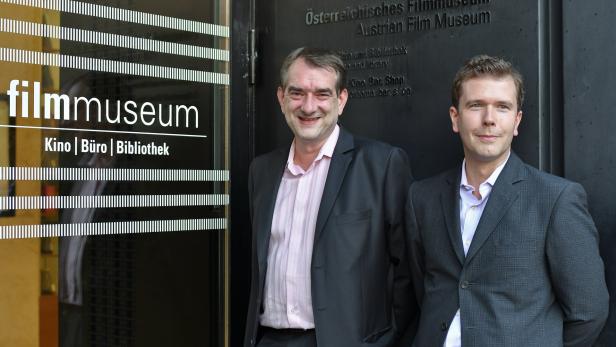 Zwei Männer stehen vor dem Österreichischen Filmmuseum.