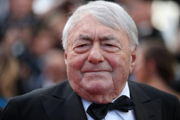 Nahaufnahme eines älteren Mannes mit grauem Haar und Fliege.