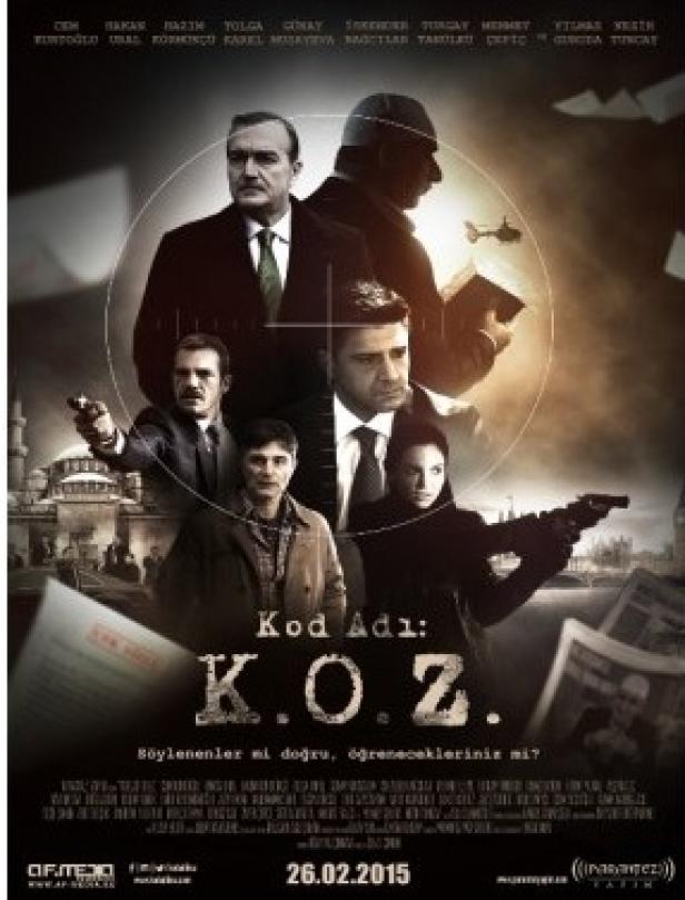 Das Filmplakat für „Kod Adı: K.O.Z.“ zeigt mehrere Schauspieler und einen Hubschrauber im Fadenkreuz.