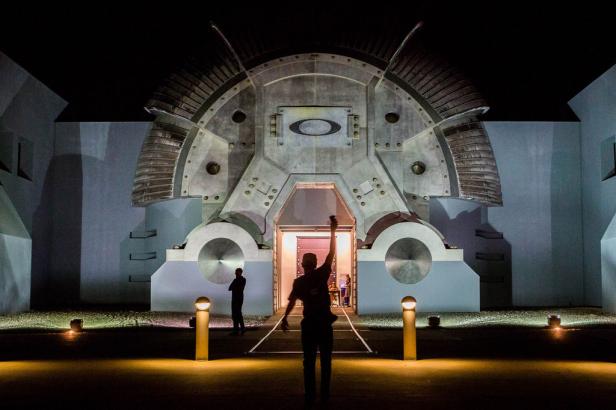 Das Oakley Hauptquartier in Kalifornien, das wie ein befestigter Eingang aussieht.