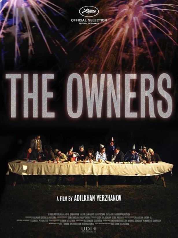 Das Filmplakat für „The Owners“ zeigt eine lange Tafel mit Personen und Feuerwerk im Hintergrund.