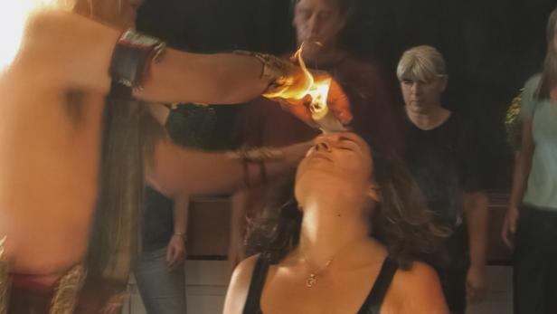 Eine Frau erhält eine Feuerheilung auf ihrer Stirn.