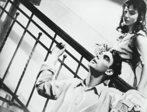 Ein Mann und eine Frau stehen auf einer Treppe.