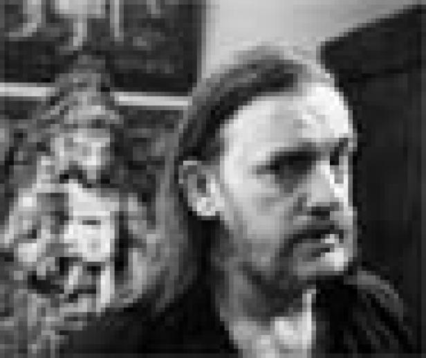 Ein Schwarzweißporträt von Lemmy Kilmister, dem Gründer von Motörhead.
