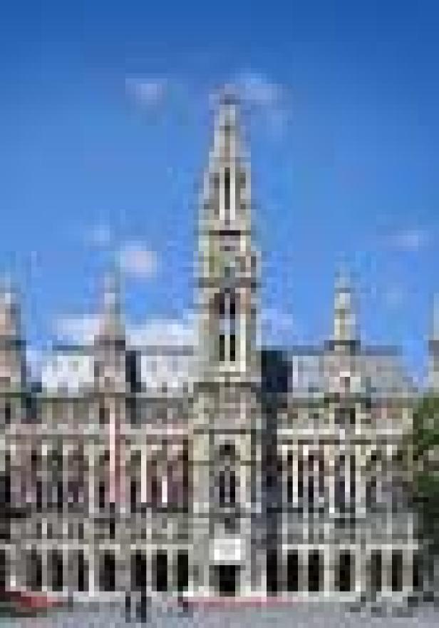 Das Wiener Rathaus vor blauem Himmel.
