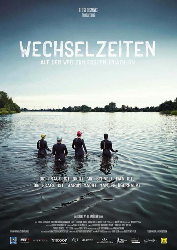 Das Filmplakat für „Wechselzeiten“ zeigt vier Triathletinnen, die in ein Gewässer waten.