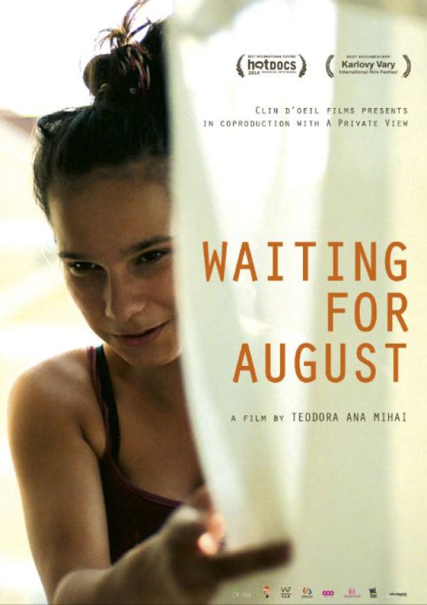 Das Filmplakat für „Waiting for August“ zeigt ein junges Mädchen hinter einem Vorhang.