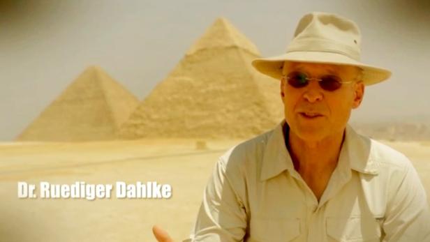 Dr. Ruediger Dahlke vor den Pyramiden von Gizeh.