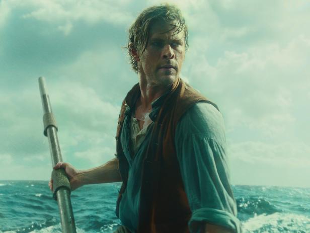 Chris Hemsworth als Seemann auf einem kleinen Boot auf dem offenen Meer.