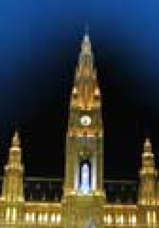 Das Wiener Rathaus ist nachts beleuchtet.