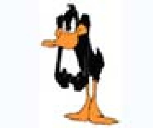 Daffy Duck, eine Zeichentrickente, steht mit verschränkten Armen da.