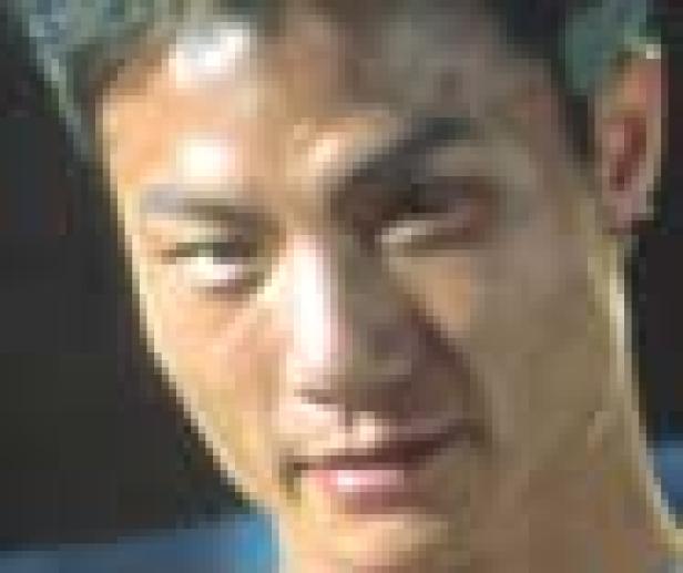 Ein Porträt eines Mannes mit kurzen, dunklen Haaren.