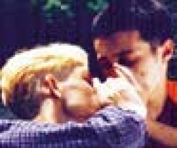 Zwei Männer umarmen sich innig.