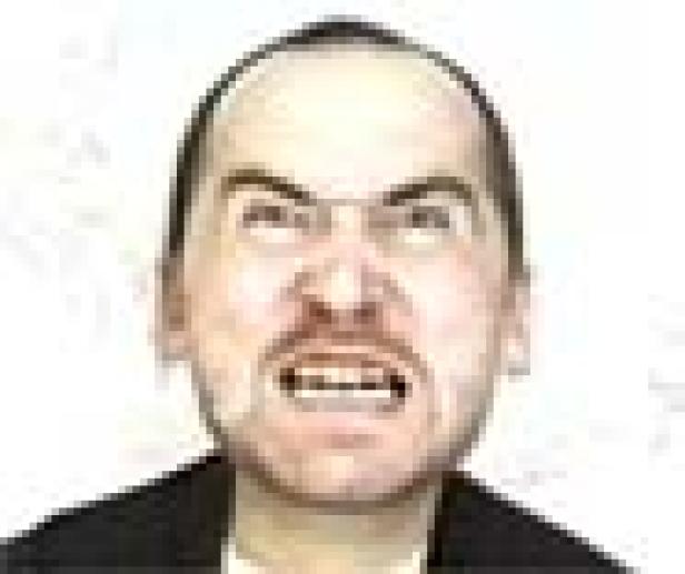 Das Gesicht eines Mannes mit zusammengezogenen Augenbrauen und grimmigem Gesichtsausdruck.