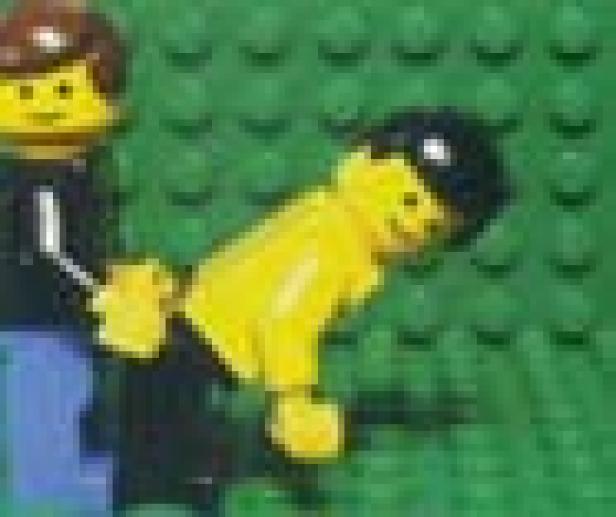 Zwei Lego-Figuren vor einem grünen Hintergrund.