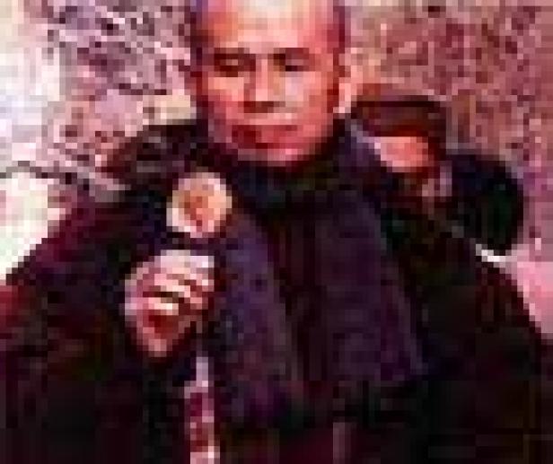 Ein Mann hält eine Blume in der Hand.