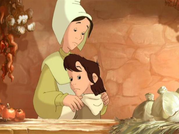 Eine besorgte Frau umarmt einen Jungen in einer Küche.