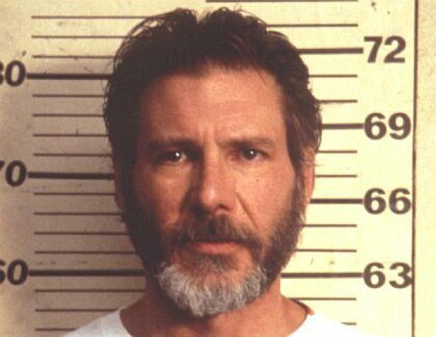 Ein Porträt von Harrison Ford vor einer Messlatte.