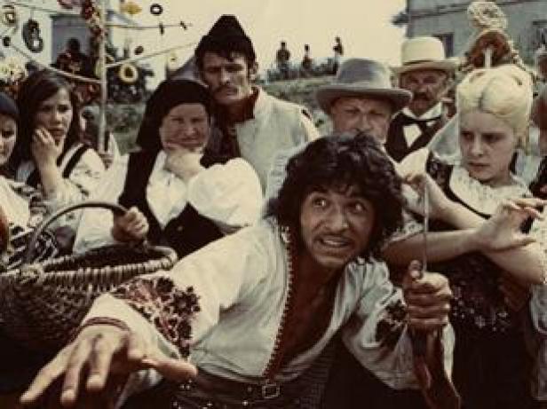 Eine Gruppe von Menschen in traditioneller Kleidung posiert für ein Foto.