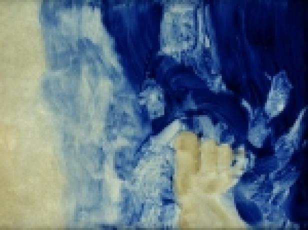 Eine Hand scheint aus einem Strudel aus blauem und weißem Wasser aufzutauchen.