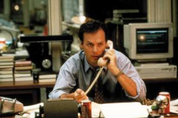 Michael Keaton telefoniert in seiner Rolle als Journalist in „The Paper“.