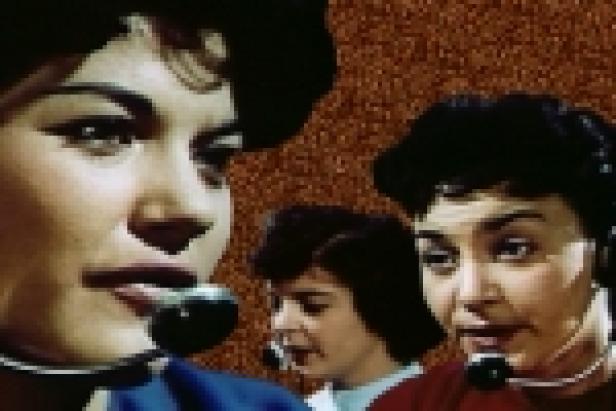 Drei Frauen mit Headsets scheinen in einem Callcenter zu arbeiten.