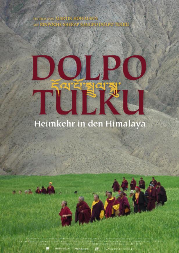 Das Filmplakat für „Dolpo Tulku: Heimkehr in den Himalaya“ zeigt eine Gruppe Mönche in einem grünen Feld vor einer Bergkulisse.