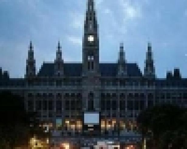 Das Wiener Rathaus bei Dämmerung.