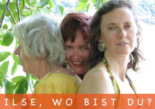 Drei Frauen unterschiedlichen Alters stehen unter einem Baum.