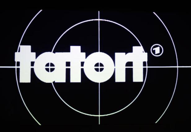 Das Logo der deutschen Fernsehreihe „Tatort“ vor einem Fadenkreuz.