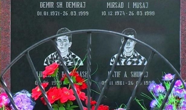 Ein Denkmal mit den Porträts und Namen von Demir Sh. Demiraj und Mirsad I. Musaj.