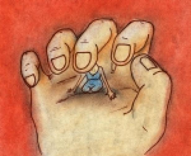 Eine winzige Frau sitzt in der Handfläche einer riesigen Hand.