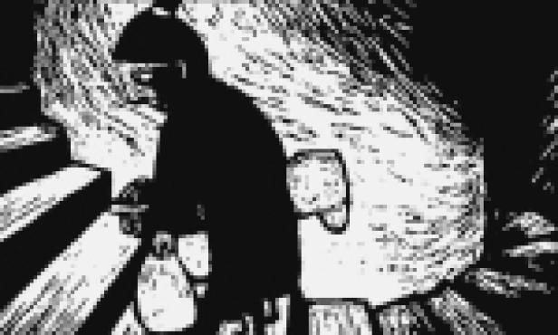 Eine Person steigt mit einer Lampe in der Hand eine Treppe hinauf.