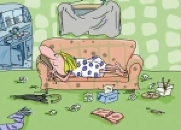 Eine Frau liegt entspannt auf einem Sofa in einem unordentlichen Zimmer.