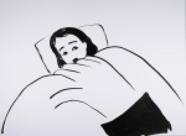 Eine Frau liegt mit aufgerissenen Augen im Bett und hält eine Decke vor ihr Gesicht.