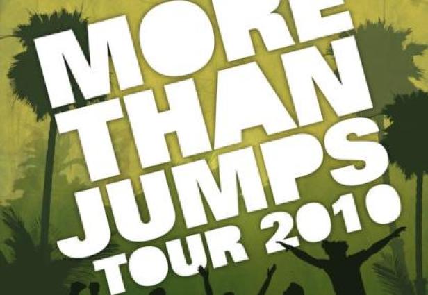 Das Werbeplakat für die „More Than Jumps Tour 2010“ zeigt Palmen und feiernde Menschen.